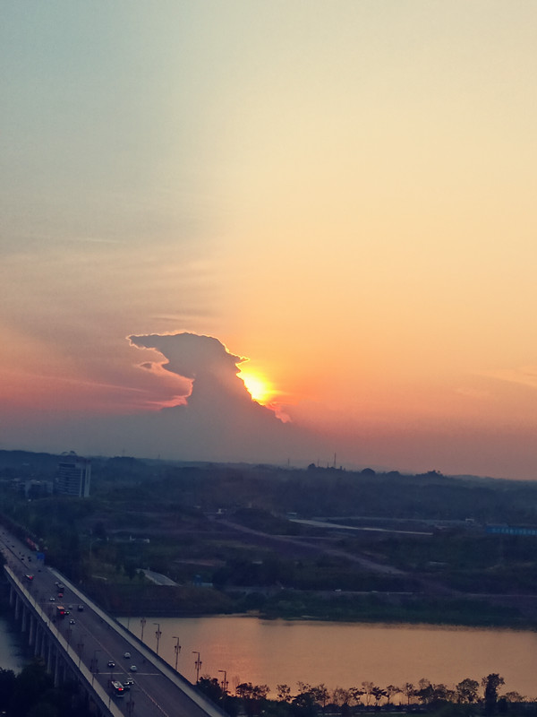 595、夕陽美景似天狗++劉芳_副本