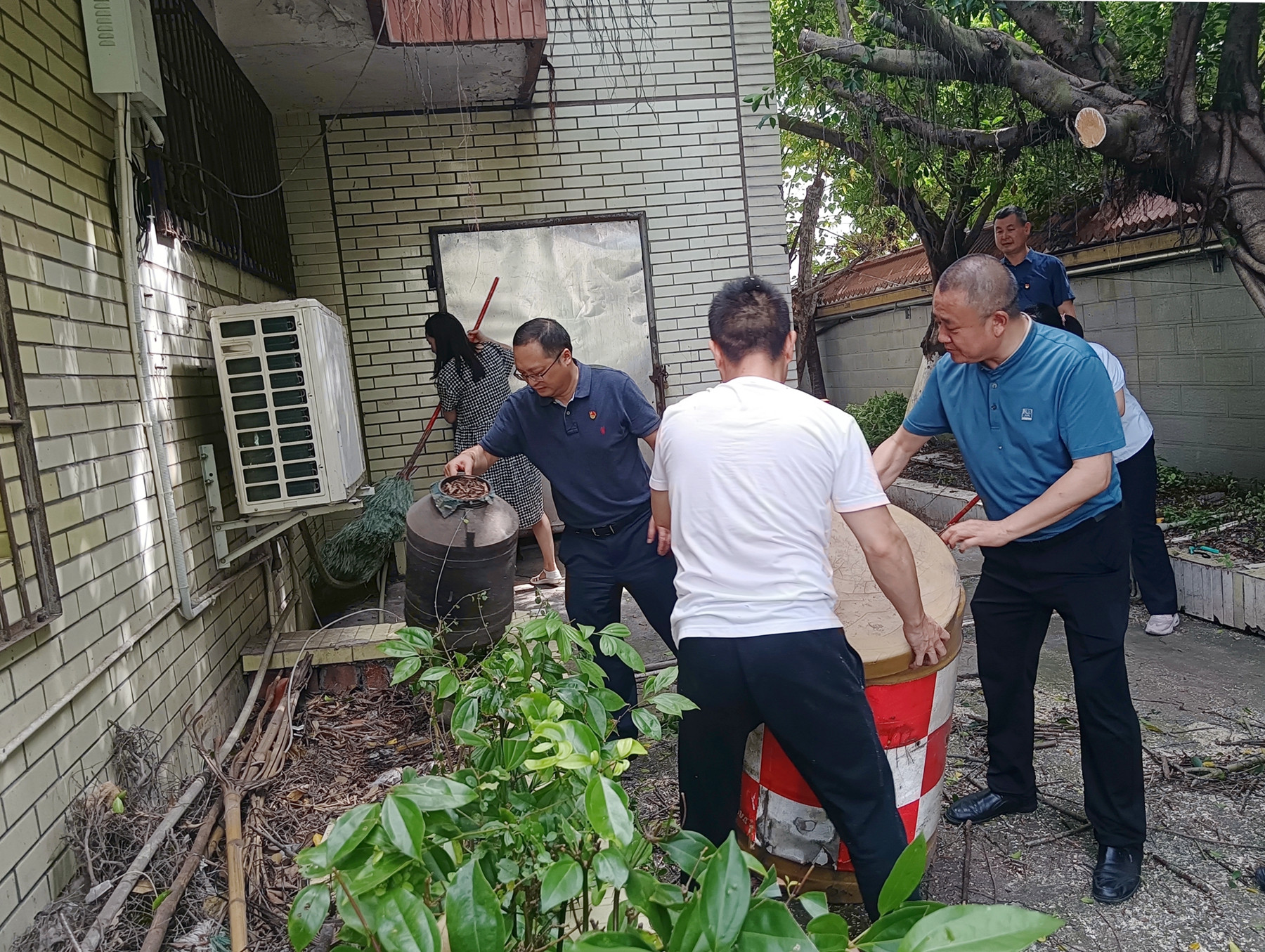 6.29+左正娣+資陽管理處黨總支第一黨支部開展“美化身邊環境，喜迎建黨101周年”主題黨日活動