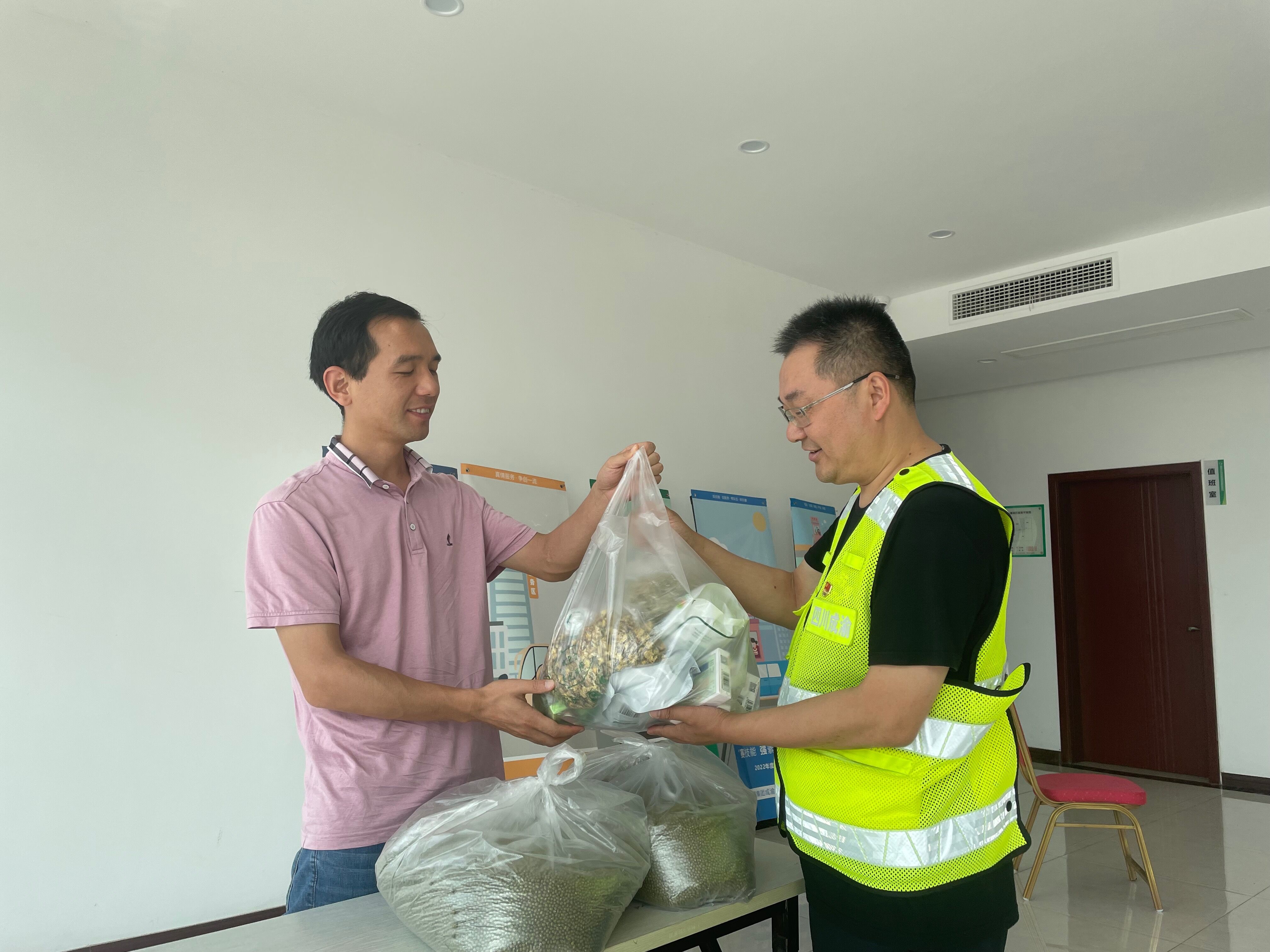 成都管理處工會開展送清涼慰問活動